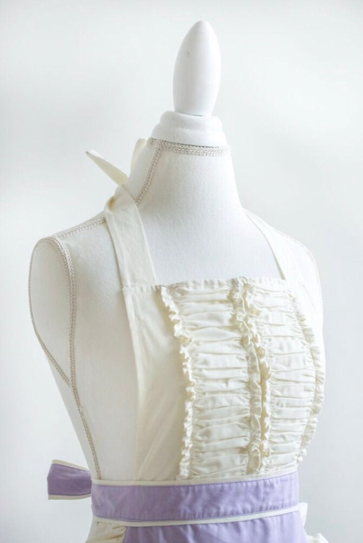 Beautiful Vintage Apron in lilac (spring vibes)